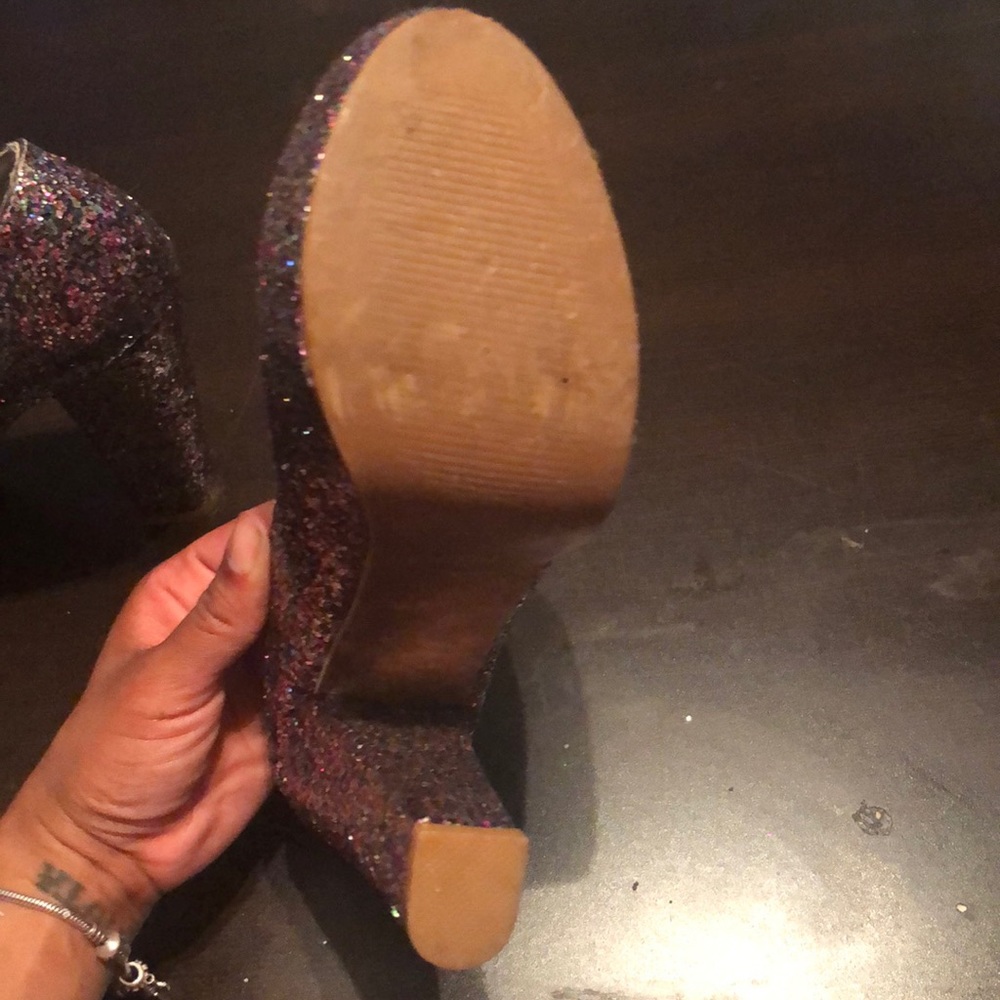 Shoes - Picture 3 of 4